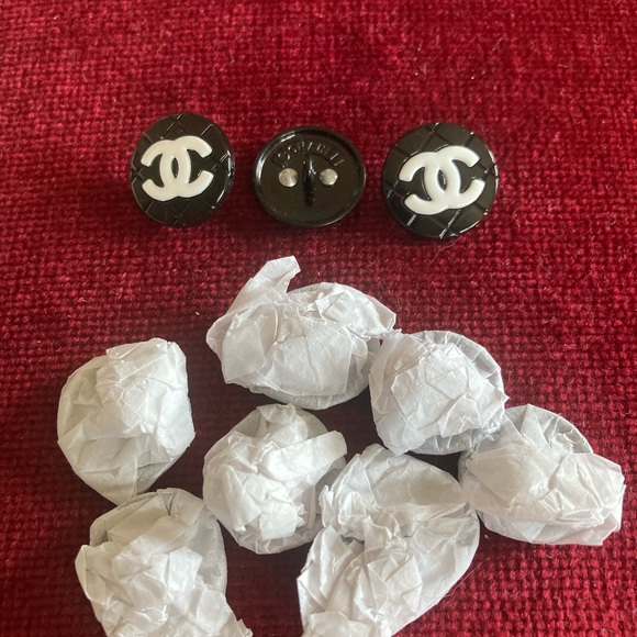 Genuine Coco Chanel Buttons. - Picture 9 of 9